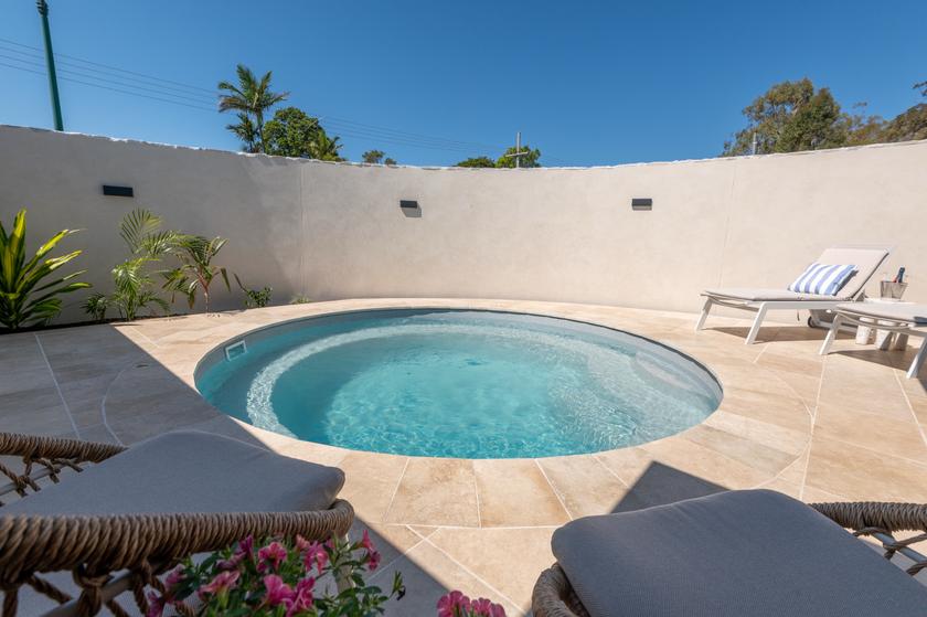 Infinity 4 fibreglass pool