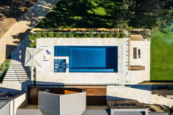 Saint Louis fibreglass pool — 9.50m × 4.00m