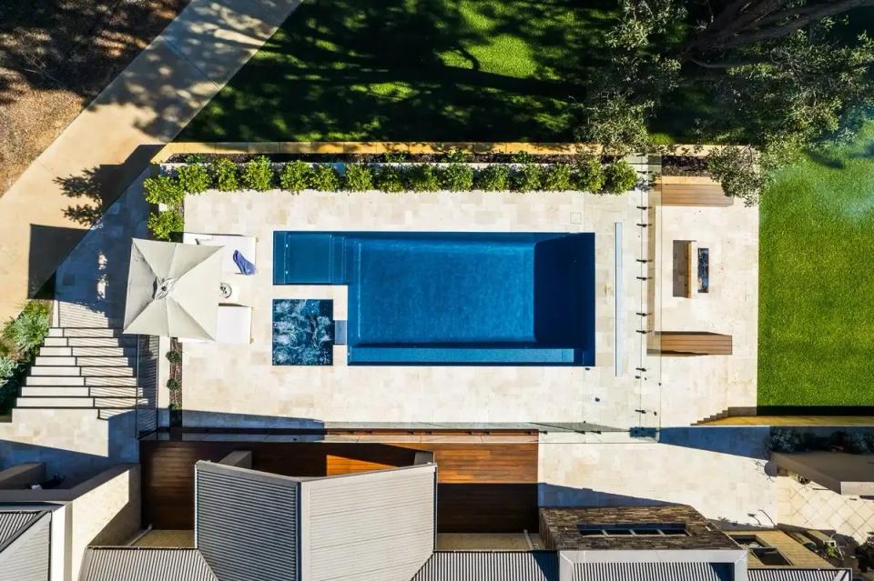 Saint Louis fibreglass pool